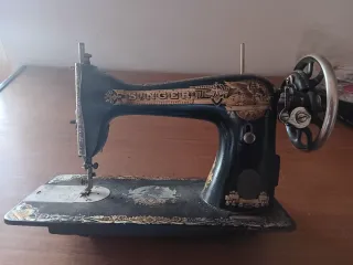 Máquina de coser Alfa antigua