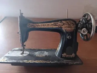 Máquina de coser Alfa antigua