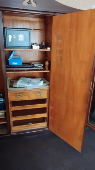 Armario antiguo de madera