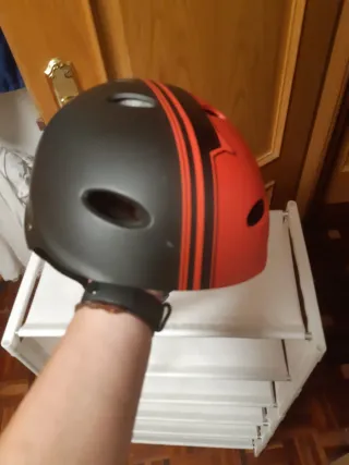 Casco skate y patines 54-56cm rojo y negro