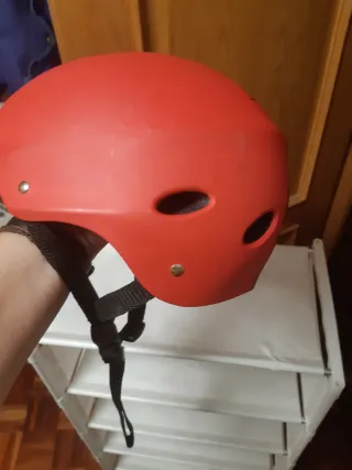 Casco skate y patines 54-56cm rojo y negro