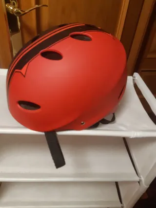 Casco skate y patines 54-56cm rojo y negro