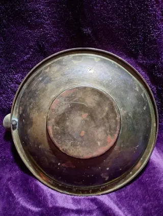 Cenicero antiguo con moneda