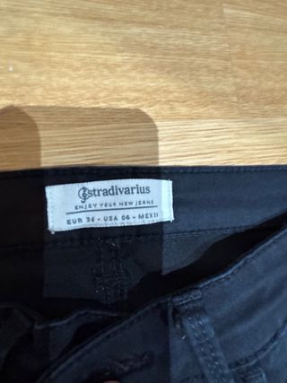 Pantalón negro ajustado