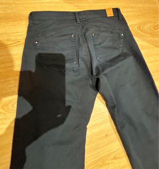 Pantalón negro ajustado