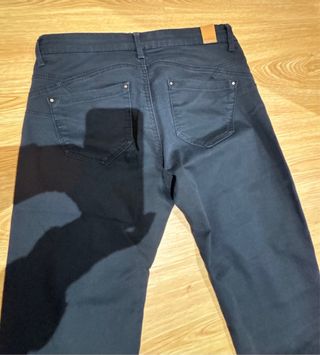 Pantalón negro ajustado