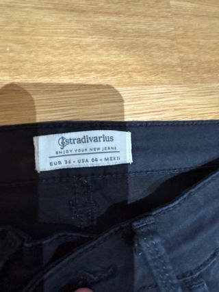 Pantalón negro ajustado