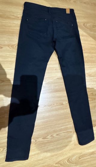 Pantalón negro ajustado