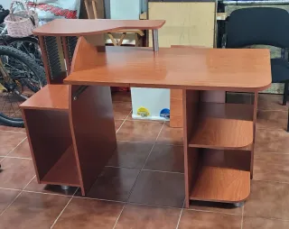 Escritorio de madera marrón