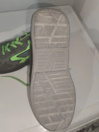 Zapatos de seguridad marrones y verdes