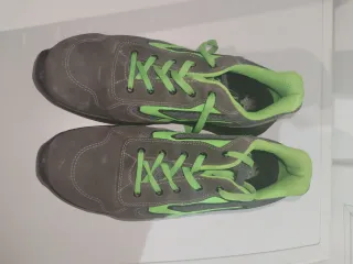 Zapatos de seguridad marrones y verdes