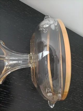 Centro in vetro vintage con bordo dorato