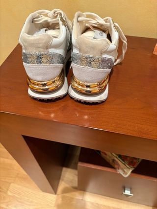 Zapatillas doradas y blancas con brillos