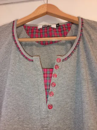 Camiseta Pleno gris con detalle cuadros impecable