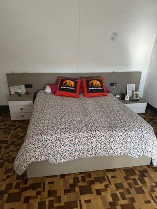 Cama doble beige y multicolor