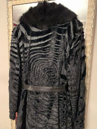 Abrigo largo de pelo negro talla 48, tallaje peque