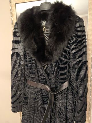 Abrigo largo de pelo negro talla 48, tallaje peque