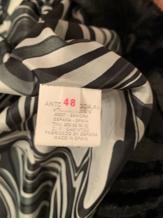 Abrigo largo de pelo negro talla 48, tallaje peque