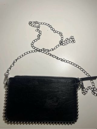 Bolso negro con cadena y tachuelas