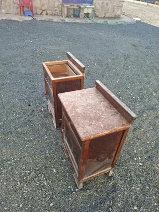 Mesillas de noche antiguas de madera