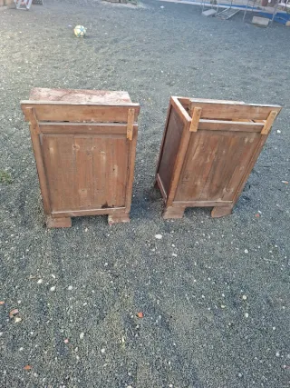 Mesillas de noche antiguas de madera