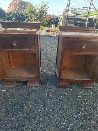 Mesillas de noche antiguas de madera