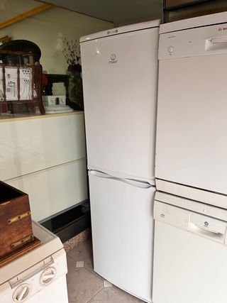 Nevera Indesit blanca