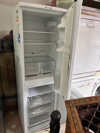 Nevera Indesit blanca