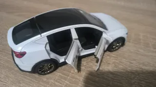 Maqueta Tesla Model Y 1:32