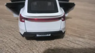 Maqueta Tesla Model Y 1:32