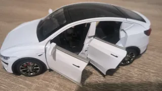 Maqueta Tesla Model Y 1:32