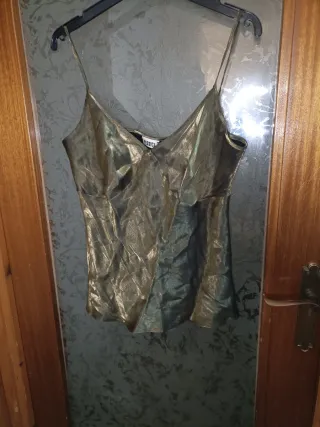 Camiseta tirantes dorada y verde