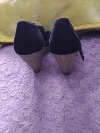 Sandalias negras con flecos y hebilla