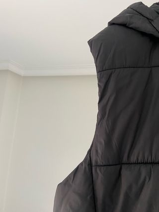 Chaleco largo Zara negro con capucha