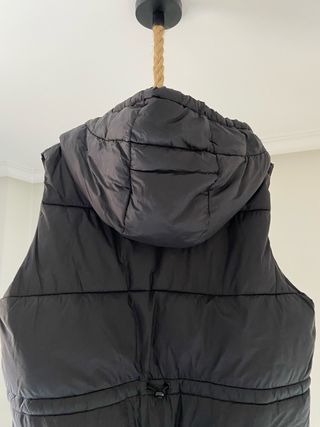 Chaleco largo Zara negro con capucha