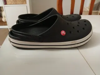 Crocs negros y blancos talla 12