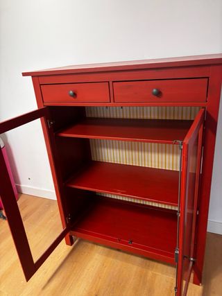 Vitrina roja con puertas de cristal