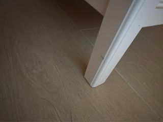 Mesa de centro blanca con cristal y cajon.