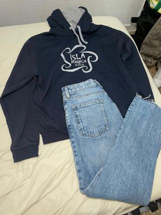 Sudadera y vaqueros azules