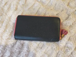 Monedero negro y rosa con cremallera