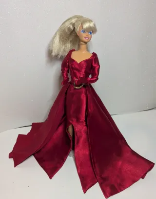 Vestido rojo Barbie con abrigo de pelo