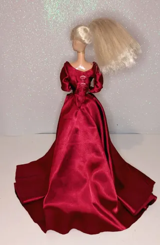 Vestido rojo Barbie con abrigo de pelo