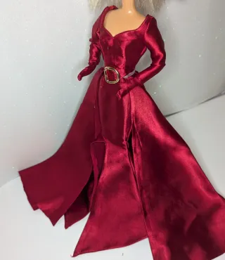 Vestido rojo Barbie con abrigo de pelo