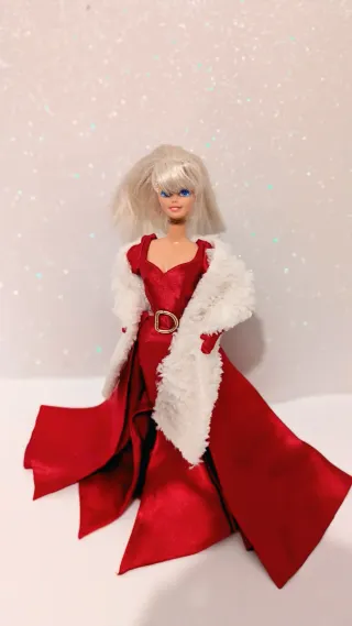 Vestido rojo Barbie con abrigo de pelo