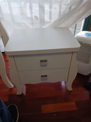 Mesilla de noche blanca con 2 cajones