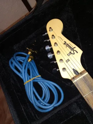 Squier by Fender Stratocaster + maleta y accesorio