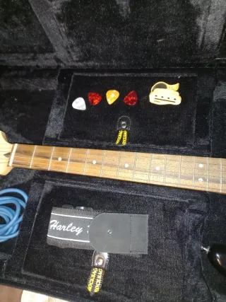 Squier by Fender Stratocaster + maleta y accesorio