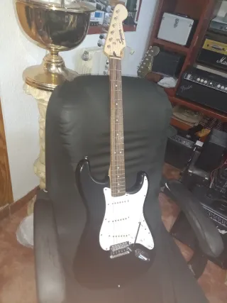 Squier by Fender Stratocaster + maleta y accesorio