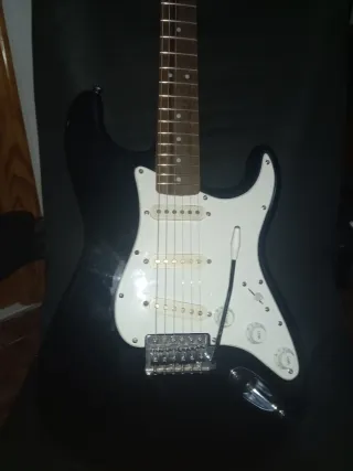 Squier by Fender Stratocaster + maleta y accesorio