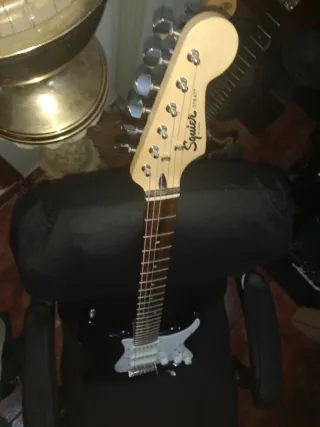 Squier by Fender Stratocaster + maleta y accesorio
